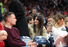 JELISAVETA ORAŠANIN DOŠLA DA PODRŽI TEA! Glumica se pojavila u “Areni” posle priča o razvodu