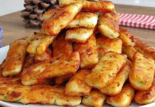 BRZI SLANI ŠTAPIĆI ZA MEZE I GRICKANJE: Jeftino predjelo koje može svako da spremi (RECEPT)