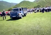 KAMION ULETEO NA DEČIJI FESTIVAL: Vozač nije povukao ručnu kočnicu, pregaženo 29 učenika, dron snimio UZNEMIRUJUĆE SCENE (VIDEO)