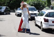 JELENA KARLEUŠA DOŠLA NA GLASANJE U BOJAMA SRPSKE ZASTAVE! Pevačica oduzela dah na Dedinju, evo kako izgleda haljina (VIDEO)