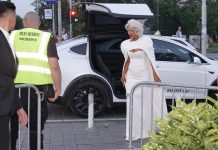 JELENA KARLEUŠA SE ZVANIČNO RAZVODI OD DUŠKA TOŠIĆA! Pevačica prvi put u javnosti nakon skandala, evo svih DETALJA (VIDEO)