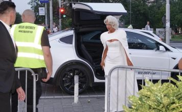 JELENA KARLEUŠA SE ZVANIČNO RAZVODI OD DUŠKA TOŠIĆA! Pevačica prvi put u javnosti nakon skandala, evo svih DETALJA (VIDEO)