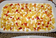 Prepustite se divnim okusima ljetne torte koju krase sočne breskve.