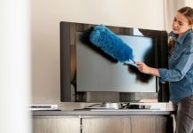 STAVITE KAP OVE TEČNOSTI U VODU I PREBRIŠITE KUĆU: 10 dana nećete videti prašinu – TRIK KOJI SE KORISTI U MUZE