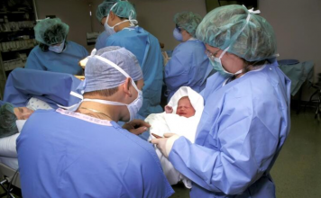 Dežurna sestra se onesvestila kad je videla bebu: Majka nije mogla da veruje šta je rodila, a ovako danas izgleda