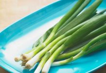 DOKTORKA OTKRIVA KO NE SME DA JEDE MLADI LUK: Ljudi sa ovom DIJAGNOZOM moraju hitno da ga izbace iz ishrane