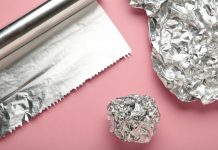 Postavite aluminijsku foliju ispred vrata