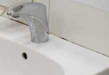 Kako ukloniti CRNU PLJESNI sa silikona u kuhinji i kupatilu 0vim kućnim trikom: Radi!