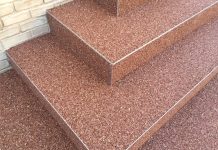 Prekrijte stare pločice na terasi kamenim tepihom i istražite najnoviji trend podova za balkone i stubišta