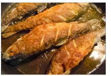 Kuhari ribu ne stavljaju u brašno, UVALJAJU JE U OVU NAMIRNICU: Ulje nikad ne prska, a ukus je bolji 10 puta