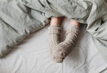 EVO ČETIRI RAZLOGA ZAŠTO BI TREBALI IZBJEGAVATI SPAVANJE U ČARAPAMA.
