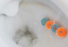 OVO JE PRIRODNO REŠENJE ZA ŽUTI KAMENAC U WC ŠOLJI: Ubacila je ovo u WC šolju i ostavila preko noći: Ujutru je sav kamenac nestao, zablistala kao nova