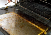 KUĆNI TRIK, kako očistiti i 0dmastiti staklo sa unutrašnje strane rerne: Ne morate ništa da rastavljate – brzo i jednostavno!