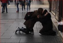 Devojka je usred Knez Mihailove klekla pored žene koja prosi, ljudi su povadili telefone zbog scene što je usledila (FOTO)