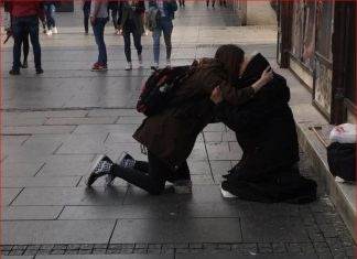 Devojka je usred Knez Mihailove klekla pored žene koja prosi, ljudi su povadili telefone zbog scene što je usledila (FOTO)