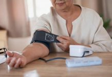 Postoji razlika između 30 i 60 godina: doktor vam pokazuje grafikon normalnog krvnog pritiska koji odgovara vašim godinama