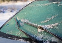 Poprskajte ovo uveče po šoferšajbi i ujutro neće biti zaleđena: Trik zlata vrijedan!