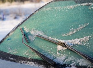 Poprskajte ovo uveče po šoferšajbi i ujutro neće biti zaleđena: Trik zlata vrijedan!