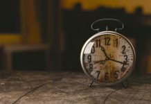 SAT NIKAKO NE SMIJETE DRŽATI NA OVOM MJESTU U KUĆI: Mnogi to ne znaju, a priziva NESREĆU!