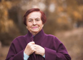 Ovo su 5 stvari koje svaka žena 60+ treba da ima u svom ormaru: Komadi koji su ključ dobrog izgleda i udobnosti