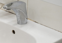 Kako ukloniti CRNU PLJESNI sa silikona u kuhinji i kupatilu ovim kućnim trikom: Radi!