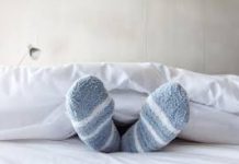 EVO ČETIRI RAZLOGA ZAŠTO BI TREBALI IZBJEGAVATI SPAVANJE U ČARAPAMA.