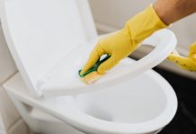 Za 10 minuta: Vodoinstalater demonstrira trik za čišćenje toaleta i vodokotlića bez hemikalija