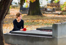 Dva meseca je na grobu muža viđala TUĐE cveće: Pomislila da je imao ljubavnicu, pa doživela još veći ŠOK!