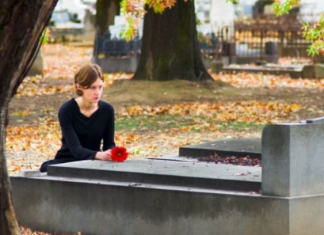 Dva meseca je na grobu muža viđala TUĐE cveće: Pomislila da je imao ljubavnicu, pa doživela još veći ŠOK!