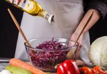 Redoslijed kojim dodajete ulje i ocat u svoju Cobb salatu značajniji je nego što mislite. Da li počinjete sa uljem ili sirćetom?