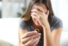 Zatekla sam muža kako večera sa svojom sekretaricom…”