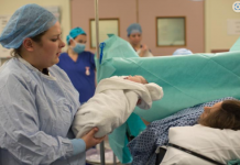 Dežurna sestra pala je u nesvest kad je videla bebu: Devojčica je uplašila i rođenu majku, a evo kako danas izgleda