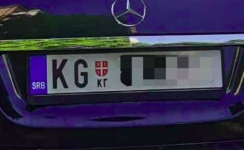 “Došli smo u Tuzlu iz Kragujevca, turistički. Čekamo slobodno mesto na parkingu. Prilazi nam čovek i pokazuje da otvorimo prozor…”