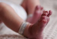 SUPRUGA 0VOG ČOVJEKA JE RODILA TROJKE I ODMAH UMRLA: Kad je otvorio NJENU TORBU, vidio je OVU JEZIVU STVAR