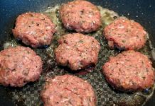 Dodajte jedan tajni sastojak u pljeskavice i više vam nikad neće ispasti tvrde i žilave!!Tajni recept najstarijeg kuhara Jugoslavije….