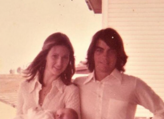 Posle majčine sahrane našla sam fotografiju koja me proganja 12 godina: “Pored nje muškarac, a u rukama…”