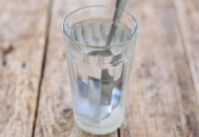 AKO VAM SE STALNO DEŠAVAJU L0ŠE STVARI: Čašu vode napunite ovim i ostavite da stoji 24 sata! PREP0ROD!