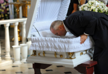 Da li valja ljubiti pokojnika? Mnogi Srbi to rade, a ovo je prava istina