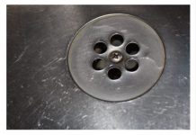 SMRDI VAM IZ KUPATILA KADA PADA KIŠA? Samo ubacite 1 sitnicu iz kuhinje u odvod i rešite problem