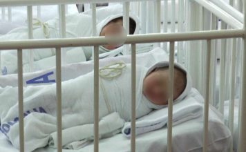 Žena rodila trojke i umrla posle 10 dana: Kad je muž pogledao u njenu torbu, sledio se u mestu