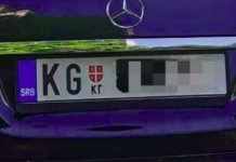 “Došli smo u Tuzlu iz Kragujevca, turistički. Čekamo slobodno mesto na parkingu. Prilazi nam čovek i pokazuje da otvorimo prozor…”