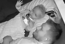 Beba je iz kreveta uporno mahala nekome- Kada je otac odlucio da vidi snimke sledio se i umro od straha