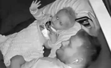 Beba je iz kreveta uporno mahala nekome- Kada je otac odlucio da vidi snimke sledio se i umro od straha