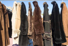 OTKRIVENO ODAKLE STIŽE ODEĆA KOJA SE PRODAJE U SEKEND-HEND RADNJAMA: Ima ih na svakom ćošku, mnogi setamo oblače od glave do pete