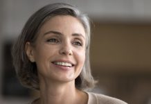 7 sigurnih znakova da je žena posle 55. godine postala mudrija i srećnija: Nju svi cene i poštuju