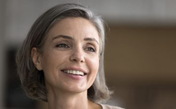 7 sigurnih znakova da je žena posle 55. godine postala mudrija i srećnija: Nju svi cene i poštuju