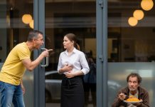 Gazda je hteo da je otpusti jer je hranila beskućnika – onda je beskućnik progovorio