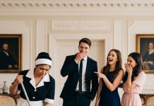 Služavka skinula kecelju i ućutkala celu salu: istina o njenom identitetu šokirala sve