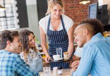 Šta znači kada gost pomaže konobaru da pokupi tanjire sa stola, prema psihologiji?