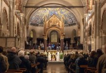 Žena je postala hit na Fejsu zbog majice u kojoj je došla na misu, morate vidjeti što je obukla